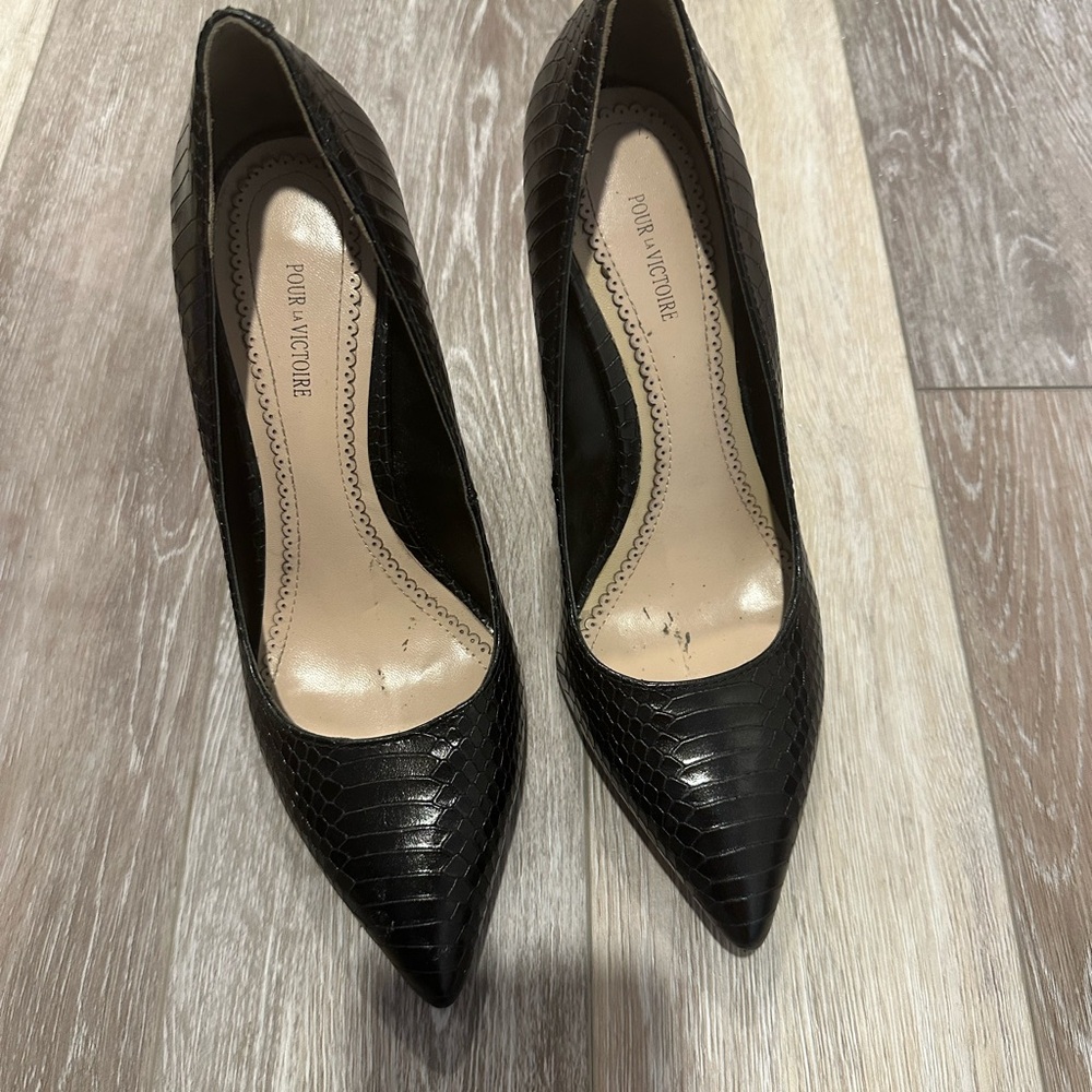 Pour La Victoire Black Textured Heels